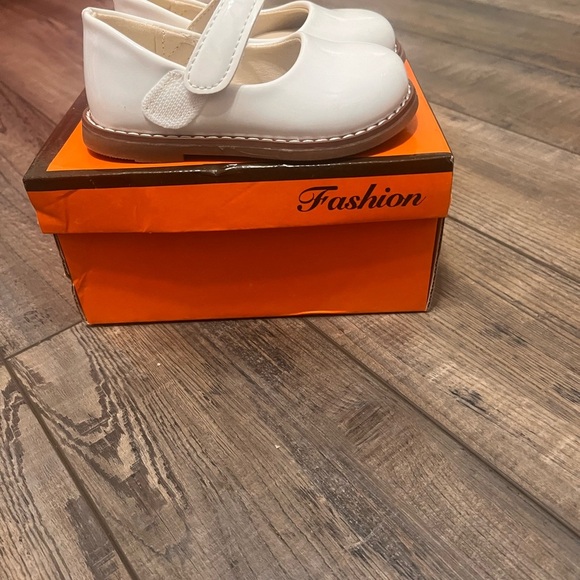 Classic White Kids Mary Jane Shoes - Picture 2 of 4